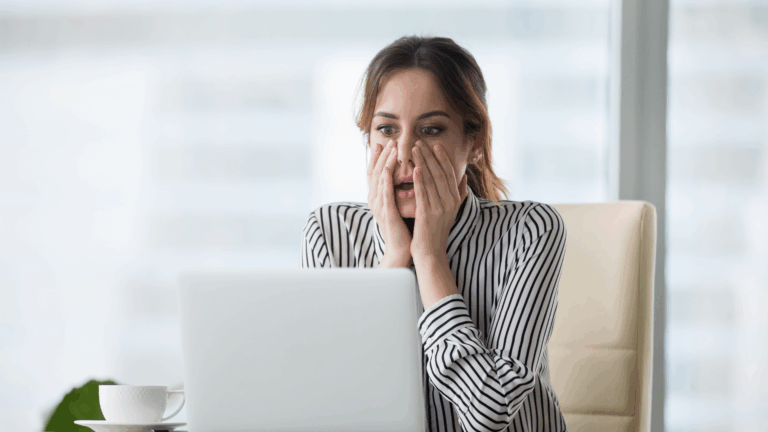 Meglepődött nő a laptop előtt – tipikus hibák felismerése spanyol nyelvtanulás közben.