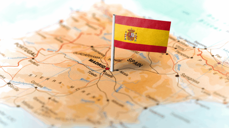 Spanyolország térképe Madrid jelöléssel és spanyol zászlóval – a spanyol nyelvtanulás vizuális inspirációja.